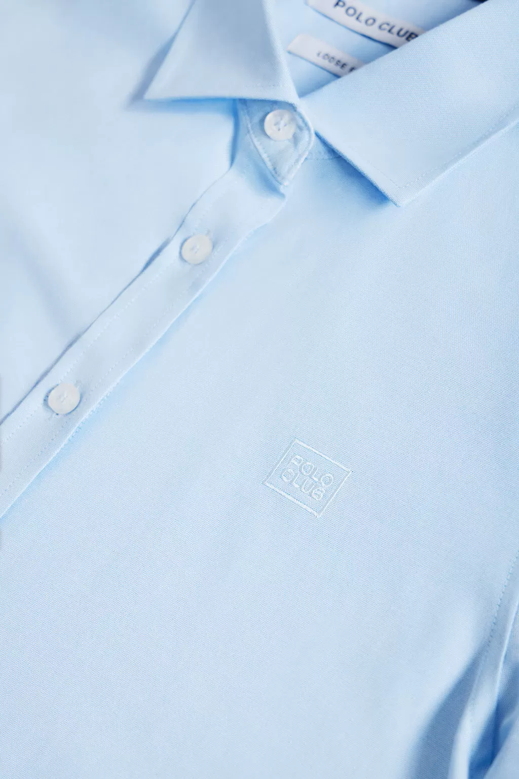 Camisa oxford azul celeste con logo bordado