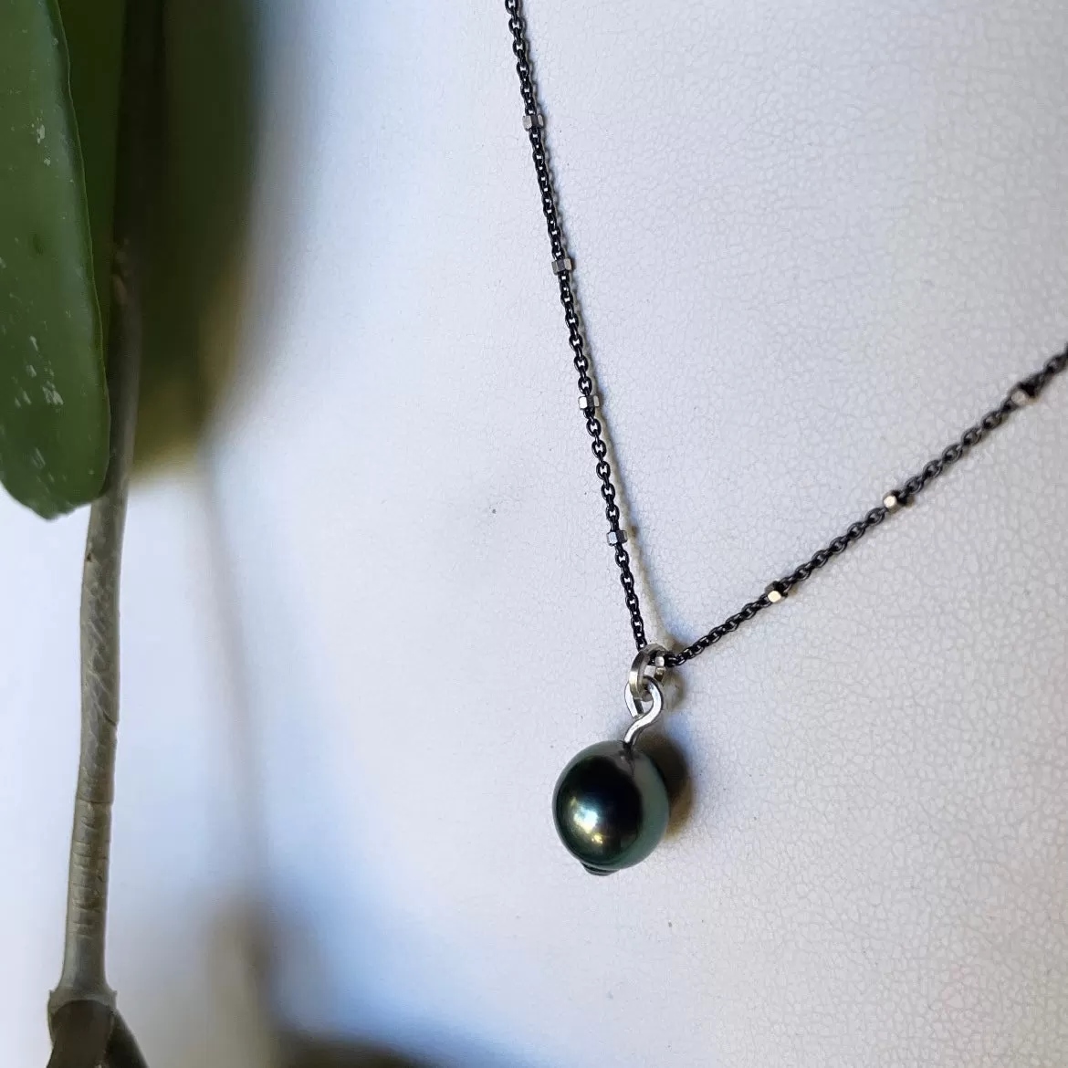 Elegant Black pearl pendant